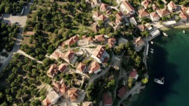 Gün batımında deniz kenarı manzarası. Yunanistan 'ın sahil kenti. Yat parkı. Yeşil Dağlar adasında, gemiyle yaz gezisi.