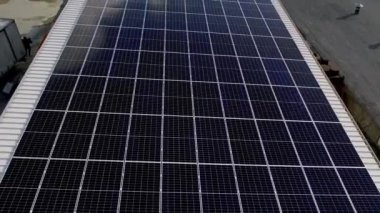 Modern güneş panelleri temiz elektrik üretir. Evin çatısındaki güneş panelleri. Elektrik santrali. Kavramsal yenilenebilir enerji, teknoloji, elektrik hizmeti, gelecekteki teknoloji ve yenilenebilir enerji. 