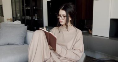 Çekici Kadın serbest yazar makalesini bir deftere yazıyor. Fikir ve ilham konsepti. İş kadını yeni başlayan iş fikirlerini ve planlarını yazar. Not defterine yaratıcı düşünceler yazar..