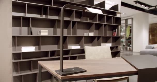 工作台用现代灯的褐色工作台 带着家居用品 简约的家具 最低限度的褐色架子 最低纲领的书架上 现代家具和舒适的设计 家庭现代黑色货架 — 图库视频影像