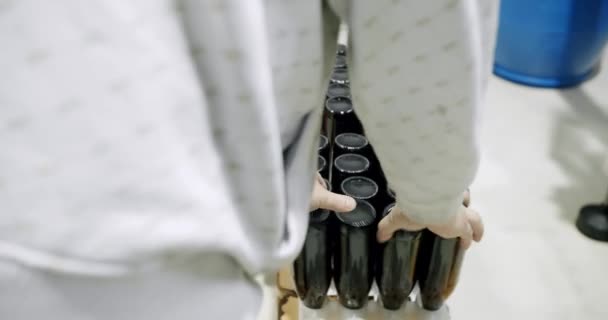 ガラス瓶を回収し 自動醸造ラインに置く手のクローズアップ 醸造所のコンセプト 工場の近代的な技術 ビールのコンセプト — ストック動画