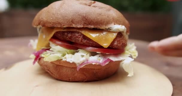 Deliciosa Hamburguesa Cocina Primer Plano Rico Concepto Comida Rápida Hamburguesa — Vídeos de Stock