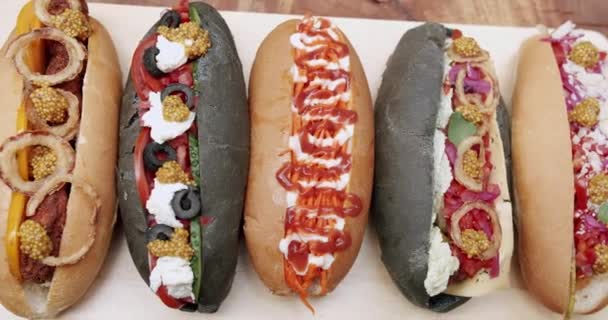 Apetyczny Parujący Hot Dog Grillowane Hot Dogi Bułkach Musztardą Ketchupem — Wideo stockowe