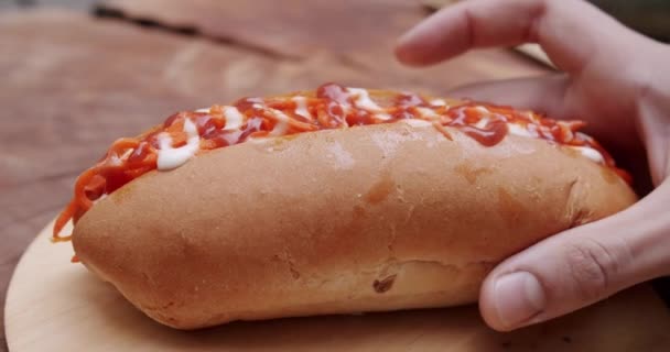 Házi Készítésű Grillezett Hot Dog Zsemlével Mustárral Ketchuppal Salátával Répával — Stock videók