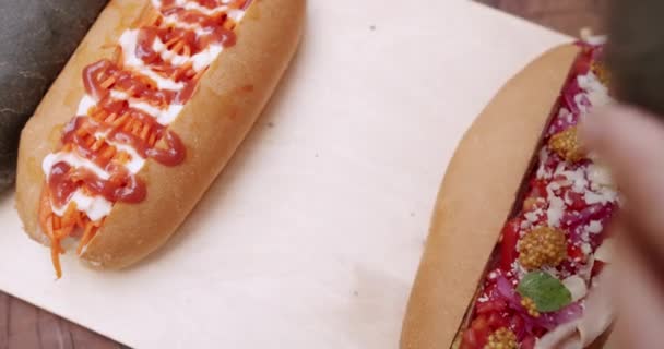 Hot Dog Alla Griglia Fatti Casa Focacce Con Senape Ketchup — Video Stock