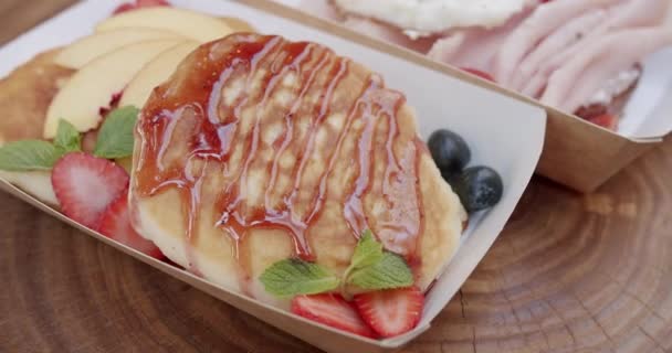 有蓝莓 薄荷叶 草莓和枫糖浆的美国奶油煎饼 美味的早餐食物 健康的早餐 新鲜度和健康营养 — 图库视频影像