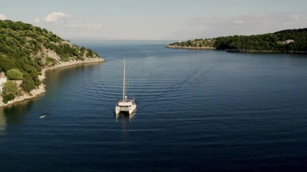 夏天豪华的现代船游 白色游艇 豪华游轮之旅 从白船的上方看深蓝色的水面 从空中俯瞰富丽堂皇的游艇航行海 在豪华船上的夏季旅行 — 图库视频影像