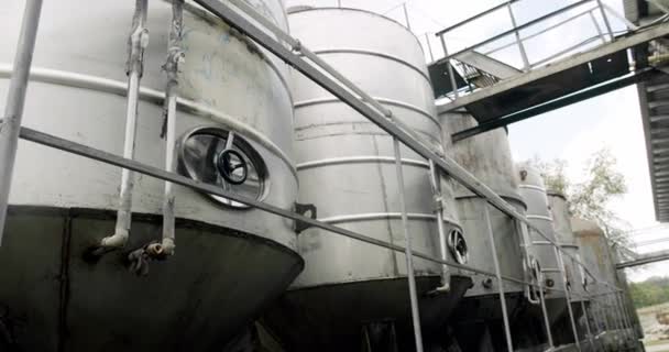 Koncepcja Produkcji Alkoholu Duże Stalowe Beczki Fermentacji Wina Zakład Produkcji — Wideo stockowe