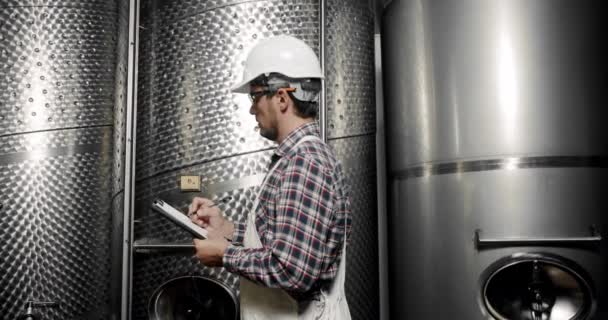 ワイン発酵のための大きなスチールバレル ワイン生産工場 スチールワイン蒸留タンク ワイン工場で蒸留と発酵のための機器を探しているワインメーカー — ストック動画