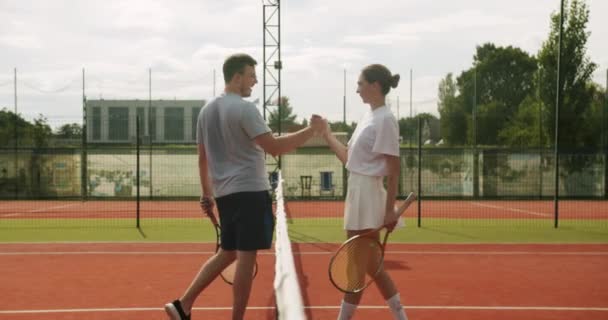 Vrienden Tennissen Buiten Tapijtvelden Vrienden Zijn Blij Een Mooie Leuke — Stockvideo