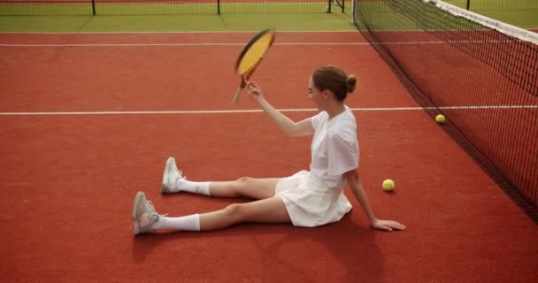 一个女人在室外地毯球场上打网球后休息 周末和周日的娱乐活动 和朋友一起积极参加体育活动 网球选手在行动 网球比赛 积极休闲游戏 — 图库视频影像