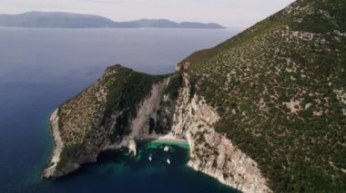 Yatçılık. Lüks yelkenli. Yat gezintisi yapan zengin yatın yukarıdan görünüşü. Lüks gemiyle yaz seyahati. Yaz lüks modern tekne gezisi. Koyu mavi sularda beyaz teknenin görüntüsü.