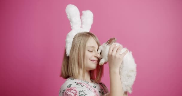 Sevimli Tavşancığı Olan Mutlu Kız Paskalya Kutlaması Sırasında Pembe Arka — Stok video
