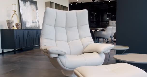 Moderne Witte Lederen Fauteuil Woonkamer Design Witte Leunstoel Modern Appartement — Stockvideo