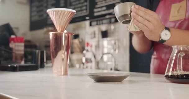 앞치마를 익명의 바리스타가 라이트 카페에서 카운터에 커피를 있습니다 카운터에서 커피를 — 비디오