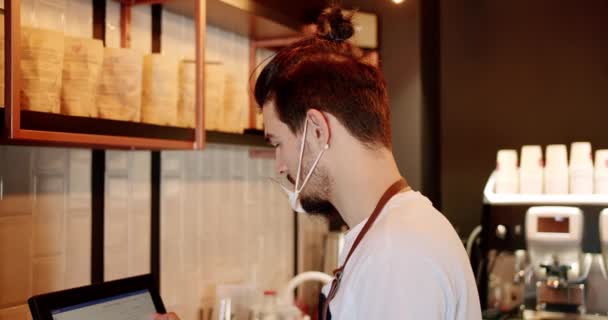Młody Człowiek Korzystający Systemu Punktów Sprzedaży Kawiarni Mężczyzna Masce Twarzy — Wideo stockowe