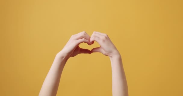 Mujer Anónima Mostrando Gesto Cardíaco Foto Estática Cosecha Corazón Femenino — Vídeos de Stock