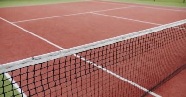 Açık hava halı tenis kortunun bir kısmını örgü ile çekmek. Profesyonel olarak tenis oyna. Hafta sonları ve pazar günleri dinlenmek için. Tenis maçı. Aktif boş zaman oyunu. Tenis ağını kapat.