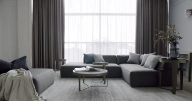 Köşedeki kanepe yuvarlak masalı lüks Modern Ev İçi. Gri mobilyalı modern Minimalist oturma odası. Minimalist İç İşleri. Samimi Modern Mobilya Tasarımı. Lüks Zarif Oda