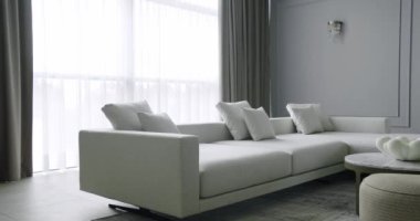Modern Minimalist oturma odası. Köşedeki kanepe ve kitaplığı olan lüks modern ev iç mimarisi. Moda mobilyalar. Minimalist İç İşleri. Samimi Modern Mobilya Tasarımı. Lüks Oda