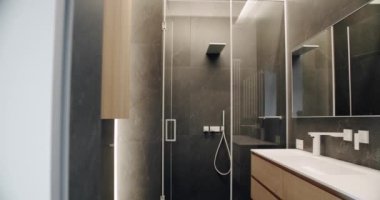 Banyo aksesuarları, ayna ve duş başlığı, banyo küveti modern tasarımı olan minimalist iç mimari. Lüks, rahat, beyaz bir daire. Basitlik tasarımı olan modern banyo. Banyo İçi