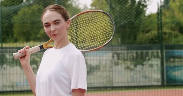 Kadın Elinde Raket Tutuyor Tenis Maçından Önce Kameraya Poz Veriyor — Stok video