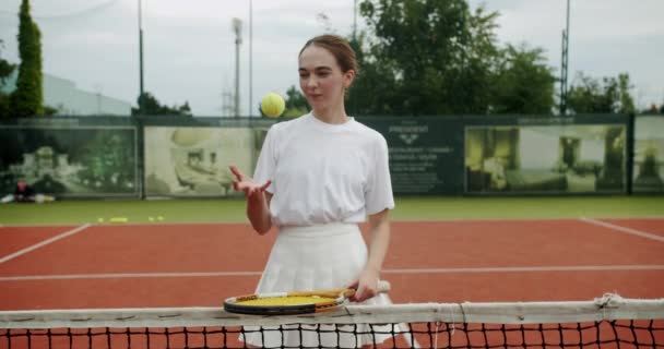 Kadın Tenis Maçından Önce Elinde Raketle Bir Top Tutuyor Hafta — Stok video