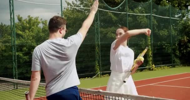 Una Mujer Hombre Saludan Divierten Principio Del Partido Juega Tenis — Vídeos de Stock