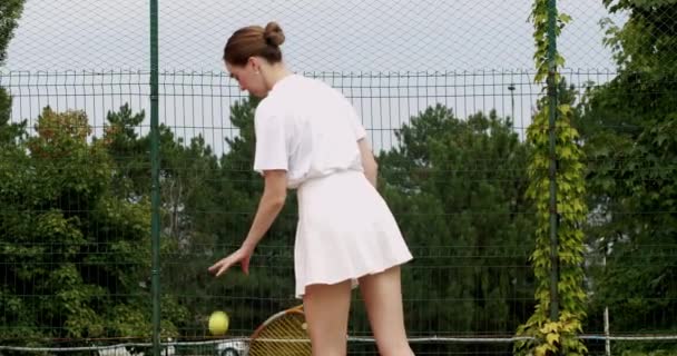 Kvinna Spelar Tennis Professionellt Och Dynamiskt Slow Motion Helg Och — Stockvideo