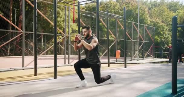Homme Sportif Faisant Des Fentes Sur Une Jambe Pour Renforcer — Video
