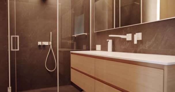 Banyo Aksesuarları Ayna Duş Başlığı Banyo Küveti Modern Tasarımı Olan — Stok video