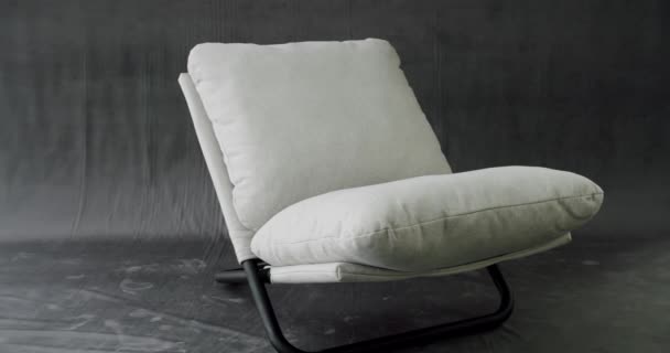 白色面料简约椅子在现代孤立的灰色背景 家用现代白色椅子内部细部设计的卡车镜头 舒适舒适的椅子 坐在舒适的现代扶手椅上 — 图库视频影像
