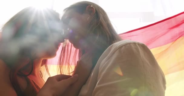 Sarılın Birbirinize Sarılın Sevgiler Öpücükler Lgbt Çifti Lezbiyen Kadınlar Evde — Stok video