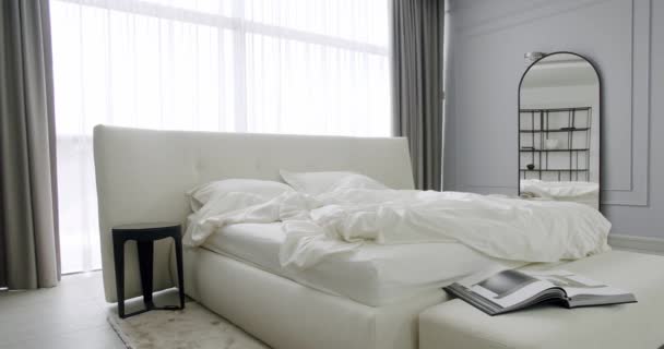 인테리어 디자인 광부들의 침실입니다 인테리어많은 베개와 인테리어 스타일의 미니멀리즘적 부조화 — 비디오
