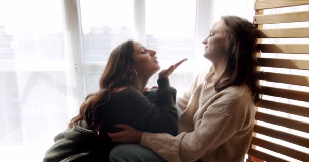 两个女人热情地拥抱在一起 在卧室里放松一下 仔细看一下脸 看着爱情的眼睛 Lgbt和同性恋妇女在家里 生活方式和人际关系 Lgbt概念 — 图库视频影像
