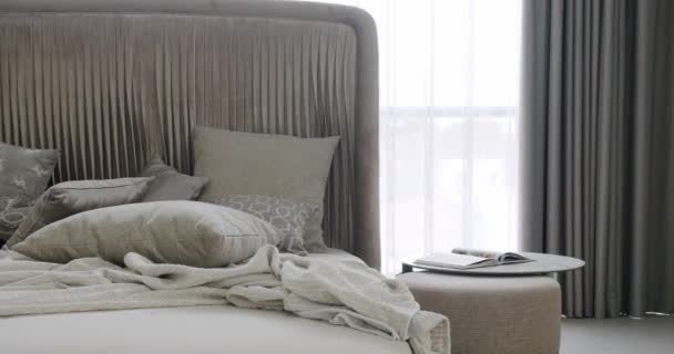 家具付きのモダンな高級ベッドルームのインテリア エレガンスなインテリアデザイン ミニマリストのブラウンとグレーのベッドルーム 内部のミニマリズムのスカンディナヴィアスタイル キングサイズベッド付きのベッドルーム 不動産 — ストック動画