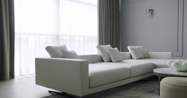 Nowoczesny Współczesny Minimalistyczny Salon Luxury Modern House Wnętrze Narożną Sofą — Wideo stockowe
