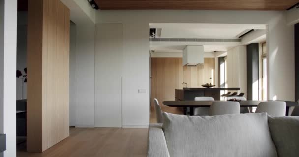 浅色木墙和地板 厨房房间里的现代厨房和酒吧褐色椅子 厨房房间里有简约的餐桌 厨房房间里有浅白的色彩 有天然木材的用餐区 — 图库视频影像