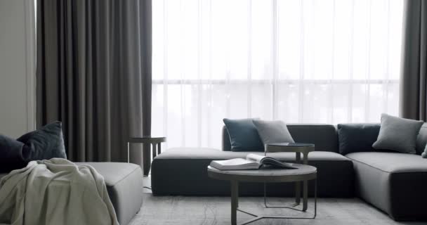 Мінімалістична Вітальня Сірими Меблями Розкішний Сучасний Інтер Будинку Кутовим Диваном — стокове відео