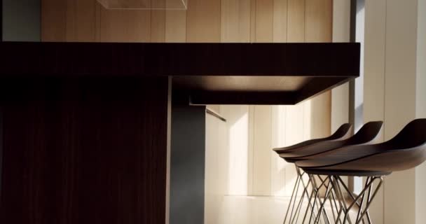 Hermoso Interior Cocina Con Muebles Nuevos Elegantes Pared Pisos Madera — Vídeo de stock