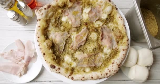 Pizza Med Kött Pesto Ost Och Parmesan Färskt Ugnen Redo — Stockvideo