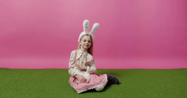Позитивна Блондинка Вухами Кролика Окулярами Дивляться Камеру Посмішкою Погладжують Пухнастого — стокове відео