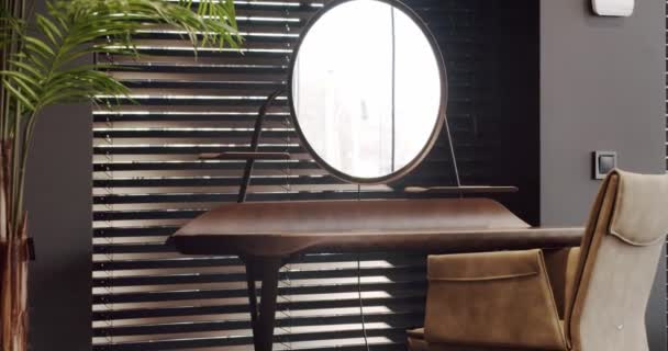 Tirai Hitam Minimalis Aksesori Kamar Tidur Beauty Interior Dengan Kursi — Stok Video