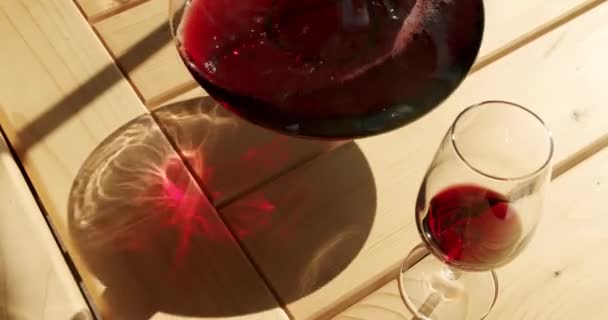 Sommelier Potrząsa Czerwonym Winem Karafce Zwolnionym Tempie Drewnianym Stole Wino — Wideo stockowe