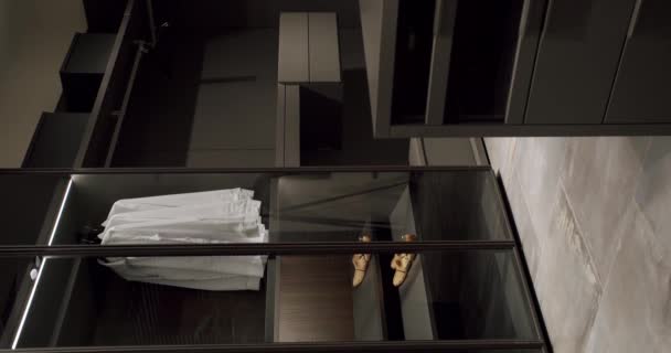 Luxe Slaapkamer Met Inloopkast Zwarte Garderobe Met Klassiek Shirt Kleedkamer — Stockvideo