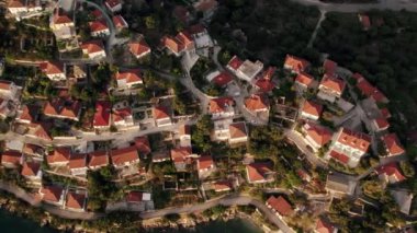 Yunanistan 'ın sahil kenti. Gün batımında deniz kenti havadan görünüyor..