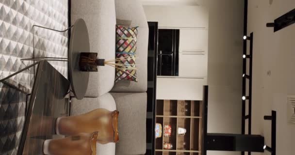 现代简约主义客厅 白色家具 带有角落沙发 书架和厨房的现代室内装饰 时尚家具 简约家庭内部 垂直录像 — 图库视频影像