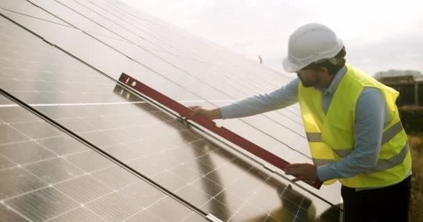 Green Energy Concept Young Enginneer Installing New Sunny Batteries Worker — Vídeo de Stock