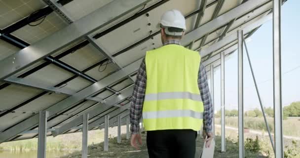 Engenheiro Masculino Inspeccionar Painéis Solares Homem Adulto Positivo Uniforme Verificando — Vídeo de Stock