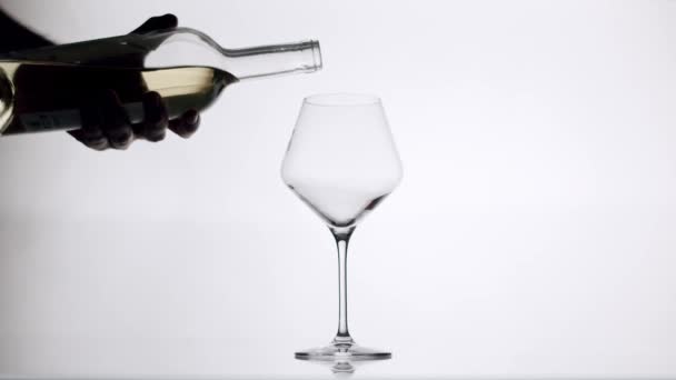 Mans Hand Pours White Wine Black Bottle Transparent Crystal Glass — Vídeos de Stock